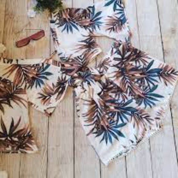 Tropical Plunging Crop Top & Pompom Shorts - Picture 4 of 12